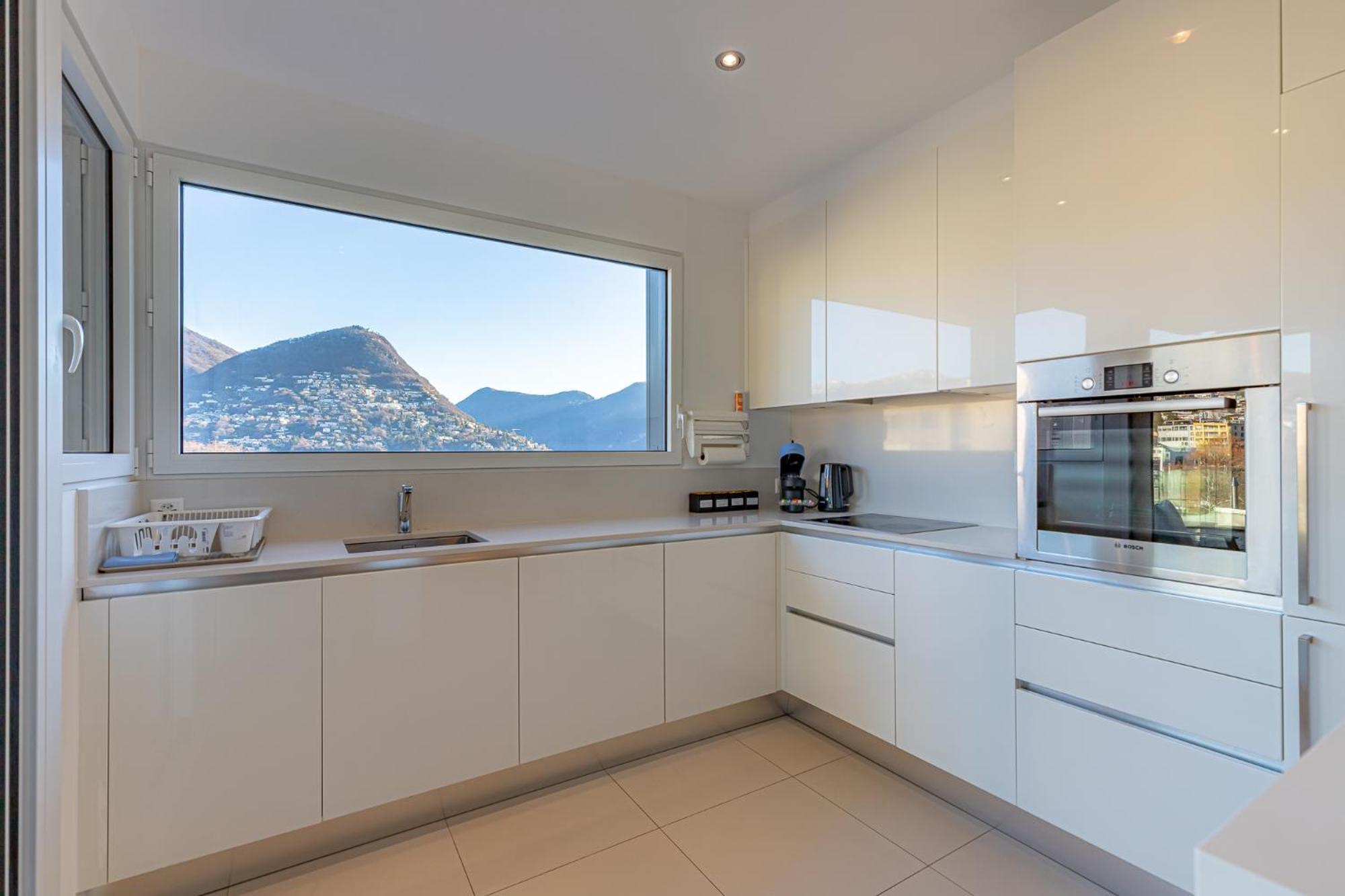 Appartement Imperial Of 3 With A View Behind The Station And 10 Min From The Of Lugano