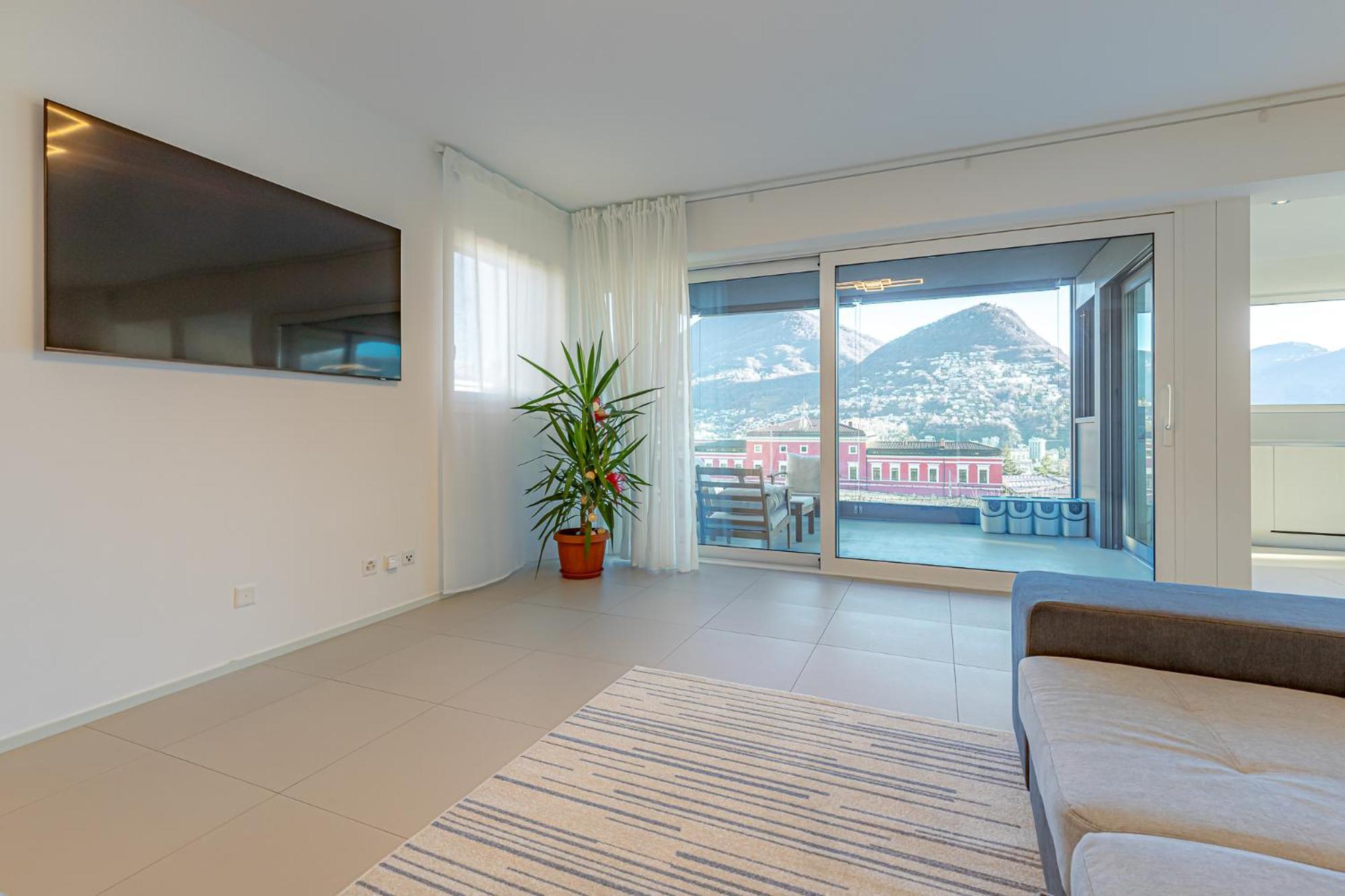 Appartement Imperial Of 3 With A View Behind The Station And 10 Min From The Of Lugano